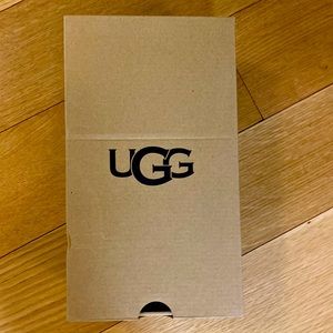 UGG unisex Dakota moccasin